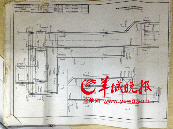 舉報人洪先生稱，里面標注“100”（圖紙默認單位為毫米）的地方，均按照13厘米的鋼筋間距施工