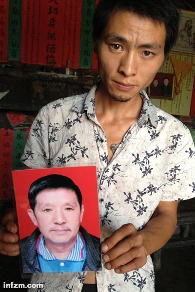 程興貴的兒子程正鵬拿著父親的遺照。程興貴自殺后，政府補(bǔ)償程家6000多塊錢，并終于認(rèn)定了程興貴的代課教齡。 (南方周末記者雷磊/圖)