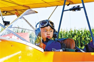 8月31日，5歲半“裸跑弟”從河北固安駕駛飛機(jī)飛越北京野生動(dòng)物園。圖/CFP