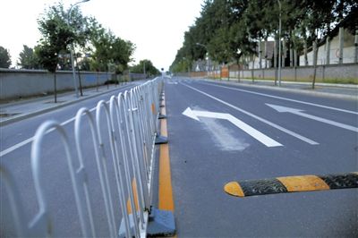 樓梓莊路東，飚車的路已經(jīng)安裝了隔離護欄和減速帶。新京報記者