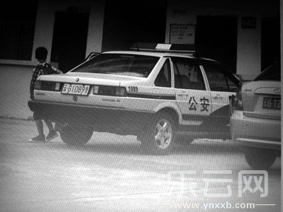 被指接送小孩上學(xué)的警車。