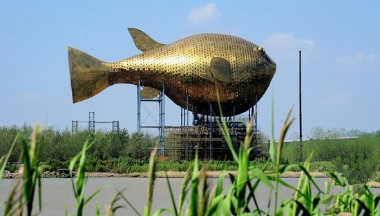 昨天，揚中市西沙島，正在施工的河豚塔金光閃閃