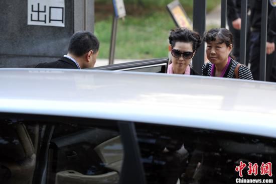 圖為宣判結(jié)束后夢鴿面無表情走出海淀法院，乘車離開。