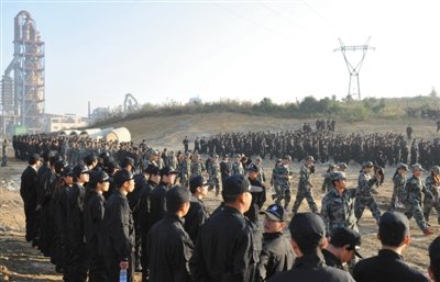 10月12日，貴陽(yáng)，觀(guān)山湖區(qū)控拆違指揮部組織2500余人到金華鎮(zhèn)上鋪村空山壩，對(duì)54棟違法建筑進(jìn)行