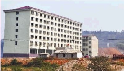  10月23日，長(zhǎng)沙市岳麓區(qū)蓮花鎮(zhèn)云蓋村村委會(huì)的辦公大樓。  實(shí)習(xí)記者 李健 攝