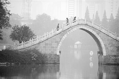 10月28日，市民走在合肥市霧霾籠罩的公園里。新華社發(fā)