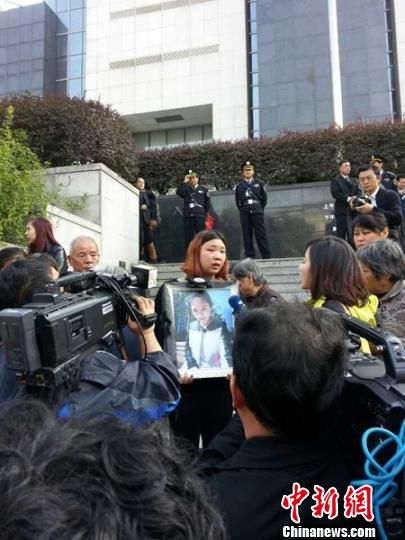 法院外，死者祁某的家人正在接受媒體采訪。 田雯 攝