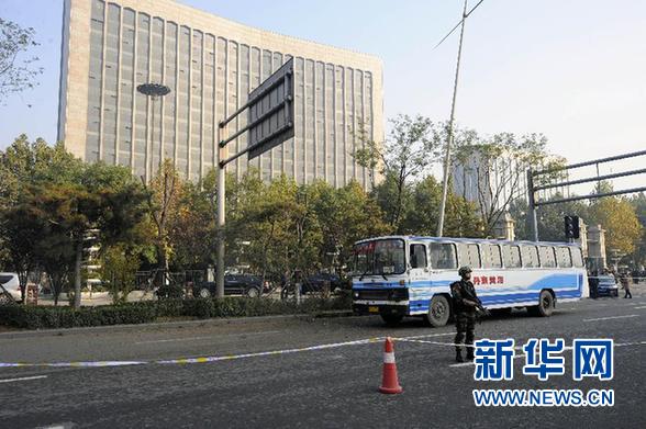 這是11月6日拍攝的一輛爆炸中受損的公交車停在現(xiàn)場。