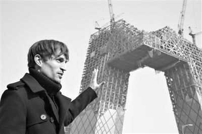 2008年2月，建筑師奧雷·舍人在中央電視臺新址大樓的工地外。圖/CFP
