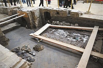 11月16日，二號墓（蕭后墓）墓室及其中出土的女性人骨遺骸和隨葬品。