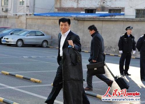 庭審當(dāng)日，李某某辯護律師張起淮匆匆趕到北京市一中院    人民網(wǎng)記者 翁奇羽攝