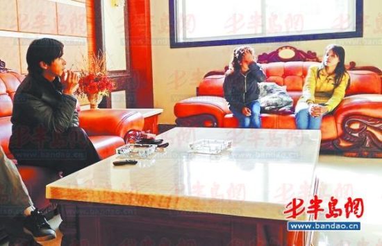 鄱陽(yáng)湖鄉(xiāng)村大酒店內(nèi)，兩個(gè)本地男子帶著兩個(gè)外籍女子給記者