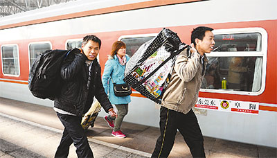 農(nóng)民工從阜陽坐火車去東莞打工。