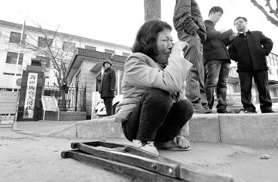 從法院出來以后，家屬和律師正在商量案情，夏鳳各在旁想著想著忍不住哭起來