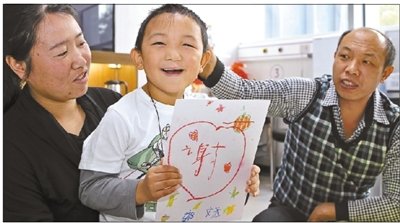 就在出院前兩天，小斌斌在媽媽的幫助下，親手畫(huà)了一幅愛(ài)心滿(mǎn)滿(mǎn)的畫(huà)送給所有惦記他的好心人供圖/深圳?，斄? width=