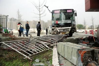 1月6日，成都雙華大道，失控后的公交車撞垮一單位的護(hù)欄。攝影 劉陳平