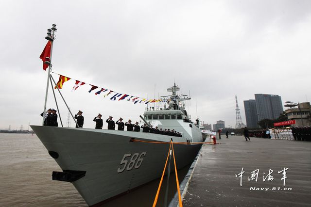 1月8日，某新型導(dǎo)彈護(hù)衛(wèi)艦吉安艦入列海軍東海艦隊命名授旗儀式現(xiàn)場。新華社發(fā)