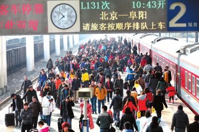 昨天，由北京開出的列車途經(jīng)安徽亳州火車站，大量旅客回到家鄉(xiāng)