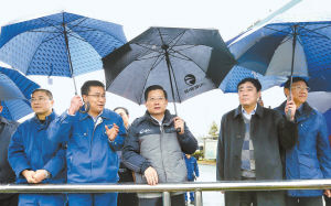 2月7日，省委書(shū)記強(qiáng)衛(wèi)冒雨在江西銅業(yè)集團(tuán)調(diào)研。記者 梁振堂 攝