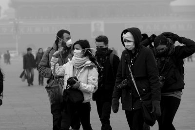 天安門廣場戴口罩的外國游客。