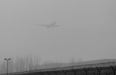 在首都機場，飛機在霧霾中降落。