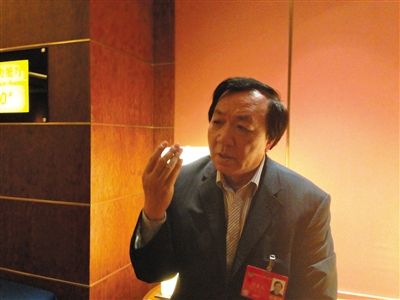 　昨日，在接受采訪時，何香久強(qiáng)調(diào)，大多公務(wù)員是勤勉工作的。