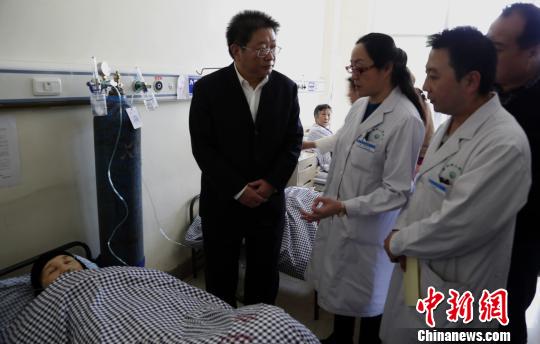 圖為青海省委常委、西寧市委書記毛小兵正在詢問患者病情?！×_云鵬　攝
