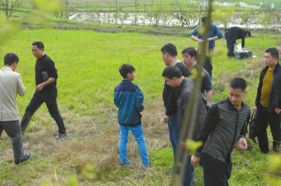 少年指認(rèn)藏槍地點。