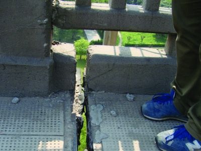 圖為大橋17號墩處橋面裂縫。梅建明 攝