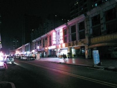 3月11日，掃黃后晚上8點(diǎn)天鵝湖路冷清的街道。以前，這里都是人和車(chē)輛，街邊站滿(mǎn)了小姐。新京報(bào)記者 林野 攝