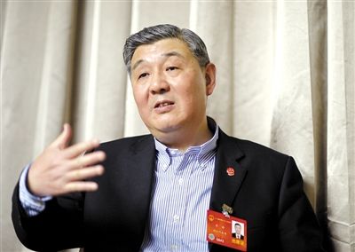 今年全國(guó)兩會(huì)期間，全國(guó)人大代表、浙江高院院長(zhǎng)齊奇接受記者采訪。新京報(bào)記者 陳杰 攝