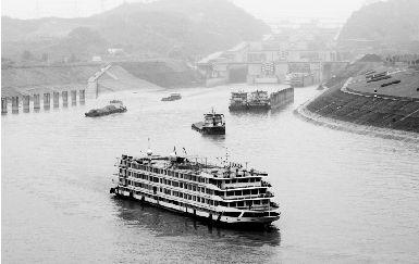 三峽大壩成為長江航運(yùn)大堵點(diǎn)，不少船只要排隊通過船閘。本報記者 孫辰 攝