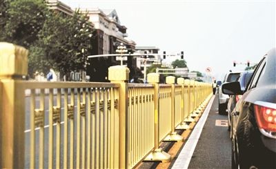 從復(fù)興門到建國(guó)門，長(zhǎng)安街一線全部更換為金色護(hù)欄 攝影/本報(bào)記者 郝羿