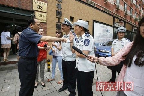 市環(huán)保局和東城區(qū)環(huán)保局聯(lián)合出動，再次檢查國家文物局食堂環(huán)境污染問題，在門口受阻。新京報記者 高瑋 攝