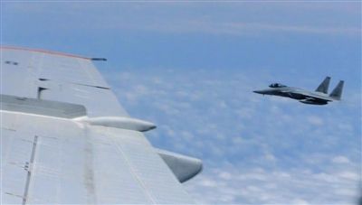 國防部網(wǎng)站12日公布的視頻截圖,日本F-15軍機(jī)從中國圖-154機(jī)頭方向危險切入,兩者最近距離約30米左右。