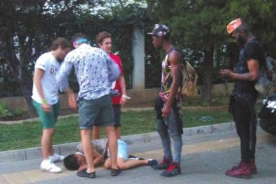 外籍男子路邊發(fā)現(xiàn)醉漢將其圍住。