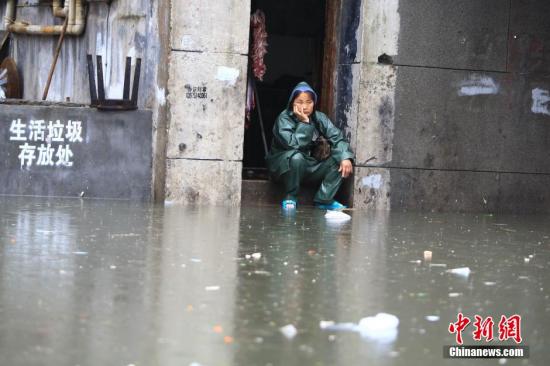 7月15日，因連日強(qiáng)降雨致長(zhǎng)沙市開(kāi)福區(qū)西長(zhǎng)街街道出現(xiàn)嚴(yán)重內(nèi)澇，最深水位超過(guò)一米，沿街60余戶(hù)門(mén)面進(jìn)