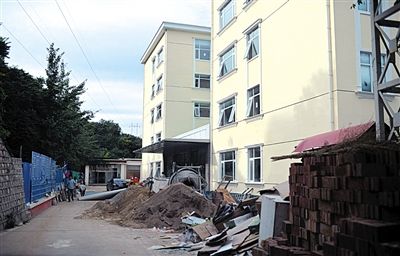 　該山莊目前正在建四星級賓館。新京報(bào)記者 吳江 攝