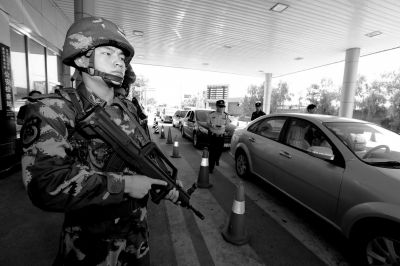 武警持槍警戒進(jìn)駐檢查站。