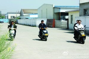 網(wǎng)友稱儀征市委書(shū)記程希騎摩托車(chē)下鄉(xiāng)沒(méi)戴頭盔。