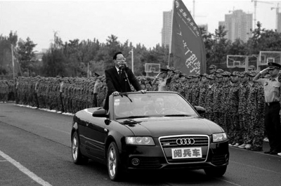 安徽新華學(xué)院院長乘敞篷車“閱兵”場面。網(wǎng)絡(luò)截圖