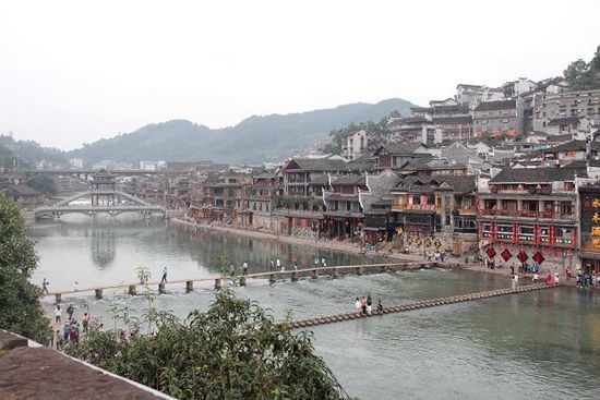 鳳凰古城以被吐槽七次高居最想吐槽榜榜首，而這七次吐槽全部來自在鳳凰古城隨機采訪的10名游客中。