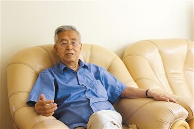 楊維駿 歷任云南省政協(xié)副主席等職。89歲高齡的楊維駿為12名失地農(nóng)民代表開(kāi)道，到云南省政協(xié)反映問(wèn)題。