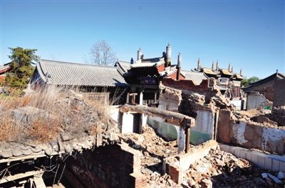 大同市文廟附近開發(fā)的一片仿古四合院，附近基礎設施建設已停工，周圍都是廢墟。