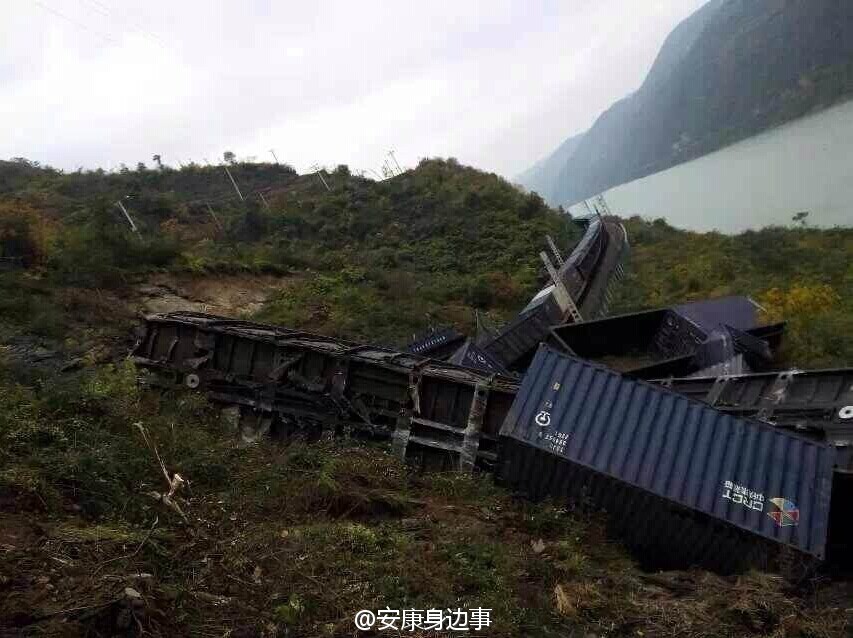 襄渝鐵路旬陽至棕溪上行線發(fā)生山體塌方，致使75228次貨物列車8節(jié)車廂脫線。圖片來源于網絡
