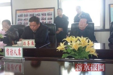 訪民代表與縣領(lǐng)導(dǎo)開(kāi)會(huì)協(xié)商時(shí)，副縣長(zhǎng)頭靠椅背睡著10分鐘左右。受訪對(duì)象供圖