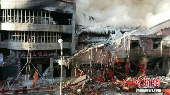 2015年1月3日，哈爾濱市道外區(qū)太古街著火塌方現(xiàn)場，火又燒了起來