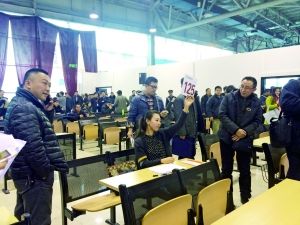 　首批中央和國家機(jī)關(guān)公車第三場拍賣現(xiàn)場。賈悅/攝