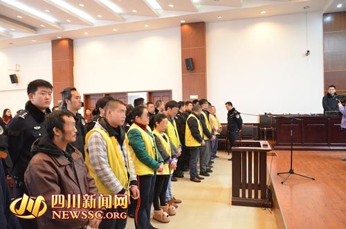 胡寶寶（右四）等接受集中宣判。