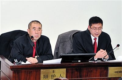 1月5日，呼市中院審理趙志紅案。律師謝飛（左）和張瑞軍（右）出庭為趙志紅辯護(hù)。